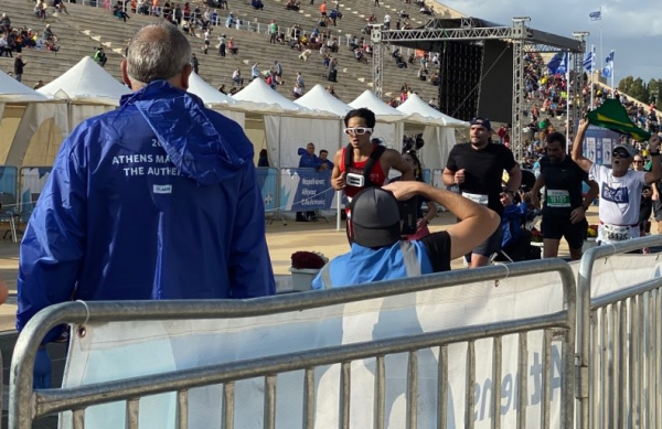 웰컴저축은행의 '웰컴드림클래스'를 이용해 세계 최초로 가이드러너 없이 홀로 마라톤 완주에 성공한 한동호 선수가 '2019 그리스 아테네 국제마라톤'에서 골인 지점을 통과하고 있다.(사진=웰컴저축은행 제공)