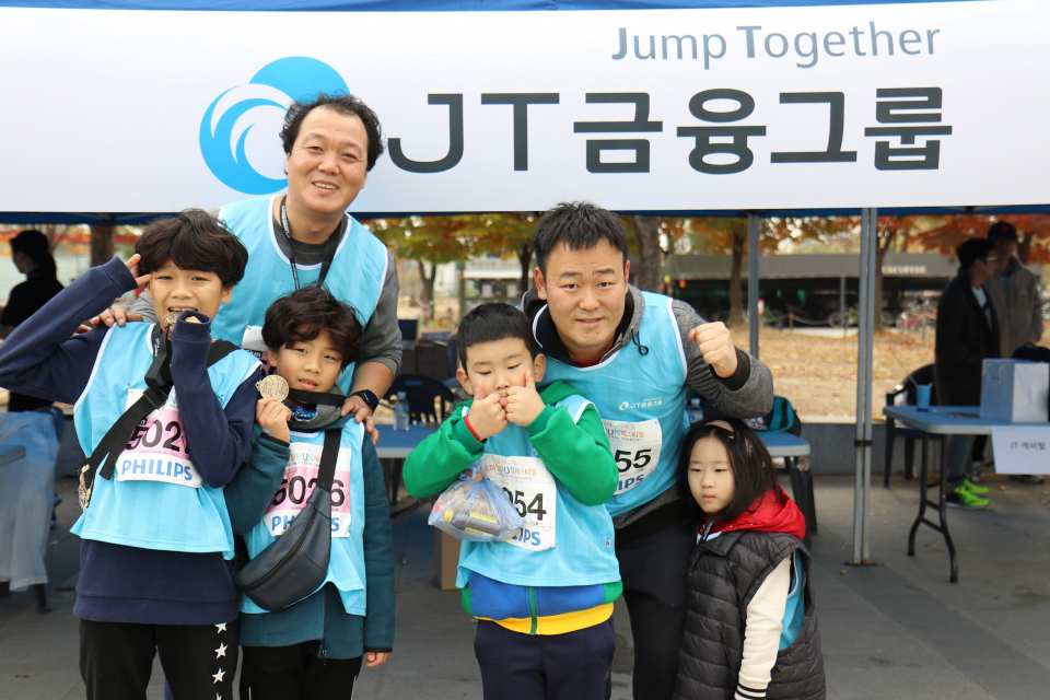 J트러스트그룹은 ‘2019 구강암 환우 돕기 스마일런 마라톤대회’를 후원했다. 이날 행사에 참여한 J트러스트그룹 직원의 모습이다.(사진=J트러스트그룹)