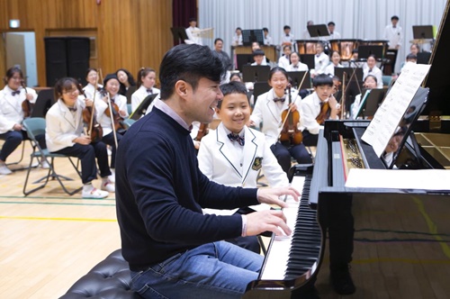 지난 13일 부산 기장군 철마초등학교에서 열린 제12회 맥심 사랑의 향기에서 피아니스트 박종화가 피아노 연주를 선보이고 있다. (사진=동서식품)