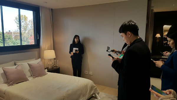 대림산업이 주최한 아크로 갤러리 방문 행사에서 한 직원이 인공지능(AI)으로 조정되는 침실 유닛을 참석한 기자들에게 설명하고 있다.