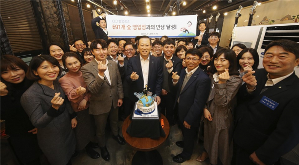 지난 19일 김도진 IBK기업은행장이 군산지역 지점 직원들과 함께 기념사진을 찍고 있는 모습이다.(사진=IBK기업은행 제공)