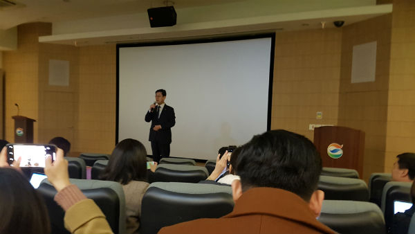 GS건설 건축·주택부문 우무현 사장이 21일 열린 자이 AI 플랫폼 구축 기자설명회에서 컨셉에 대해 설명하고 있다.   (사진=소비자경제)