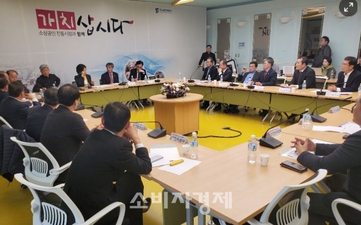 박영선 중기부 장관은 22일 전국상인연합회 회장단과의 간담회를 갖고 소상공인 지원을 위한 소통에 나섰다.