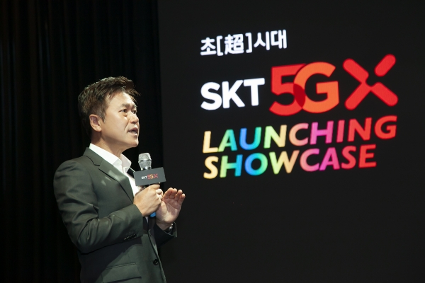 박정호 SK텔레콤 CEO가 '5G 론칭 쇼케이스’에서 5G 상용화를 통한 '초시대' 개막을 선언했다.