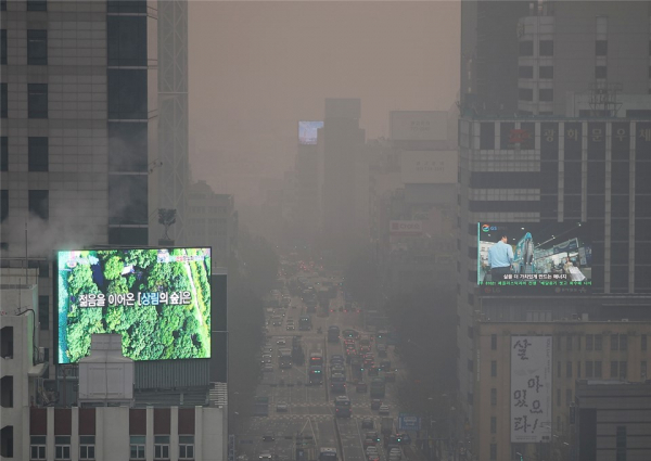 올겨울 첫 미세먼지 비상저감조치가 내려진 10일 오전 서울 시내 일대가 먼지로 뿌옇게 뒤덮였다.(사진=연합뉴스 제공)