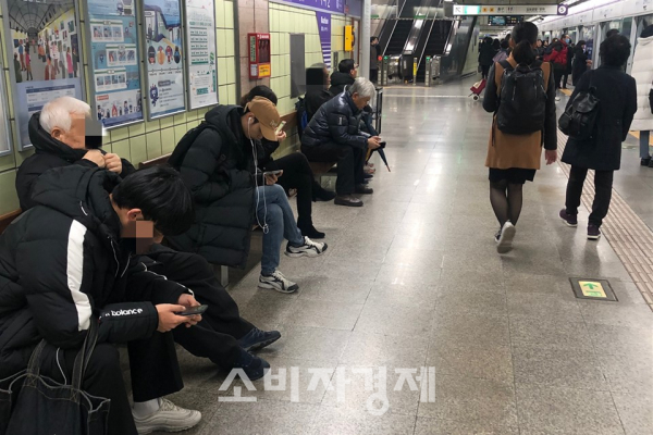 지하철을 기다리고 있는 이용객들이 스마트폰 사용하고 있는 모습이다.(사진=소비자경제)