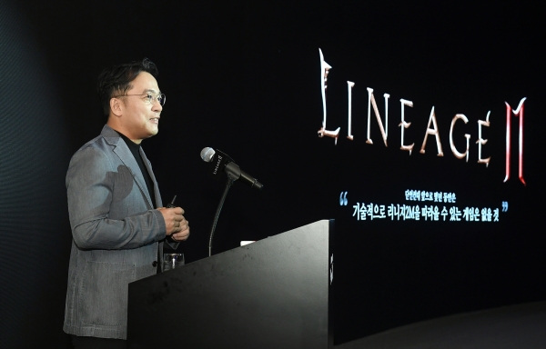 '리니지2M'을 직접 공개하는 김택진 대표의 모습 (사진=엔씨소프트 제공)