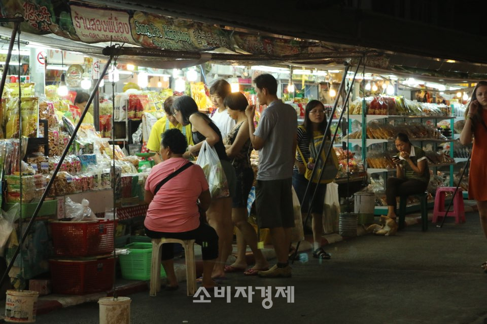 동남아 패키지 여행중 관광객이 물품을 사고 있다 (사진=소비자경제)