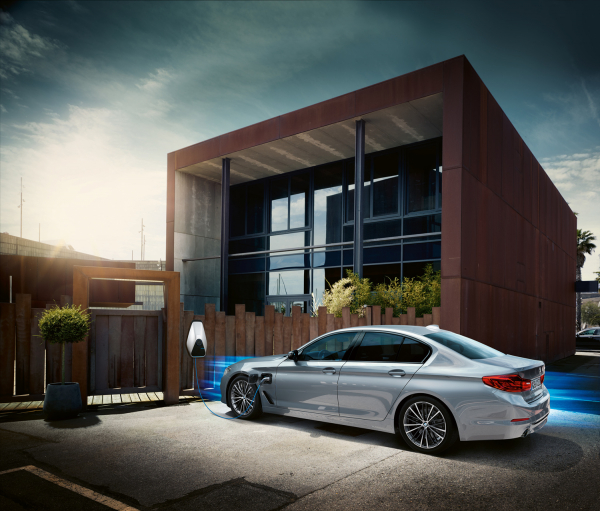 BMW가 5시리즈 플러그인 하이브리드 버전 뉴 530e i퍼포먼스(iPerformance)를 공식 출시했다. (사진=BMW코리아 제공)
