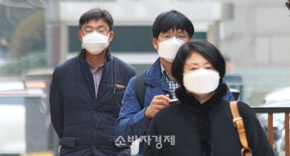 이제 대한민국에서 마스크는 생활필수품이 됐다. 5일 인터넷 포털에서는 마스크 관련 검색어가  인기 검색어 상위를 차지했다.