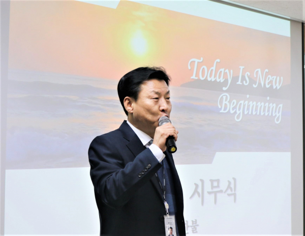 홍동석 대표가 시무식에서 2020년 경영방침을 밝혔다. (사진 제공 = 잇츠한불)