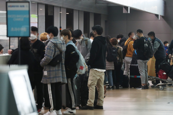 시민들이 2일 인천국제공항에서 출입국 수속을 밟고 있다. 연합뉴스