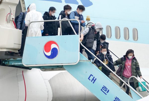 중국 우한에서 전세기를 타고 김포공항에 도착한 교민들이 1일 오전 트랩을 내려오고 있다. 연합뉴스