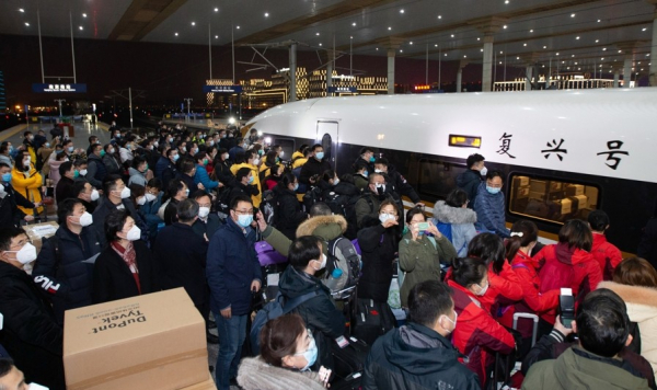 중국 우한으로 파견되는 의료요원들이 25일 장쑤성 난징시 남역에서 열차에 탑승할 준비를 하고 있다. (난징 EPA=연합뉴스)
