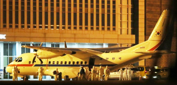 대통령 전용기 공군3호기가 19일 새벽 일본 크루즈에 머물던 한국인 6명과 가족 1명을 태운 채 김포공항에 도착하고 있다. 연합뉴스
