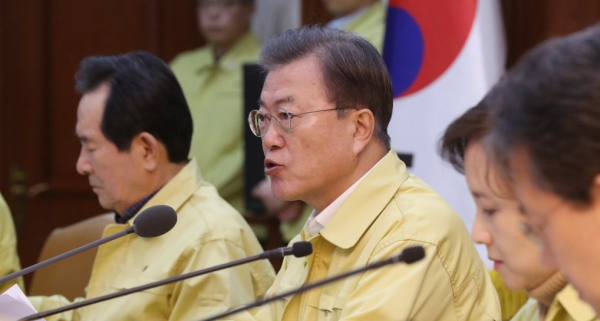 문재인 대통령이 23일 코로나19 범정부대책회의에서 특단의 대책을 강조하고 있다. 연합뉴스