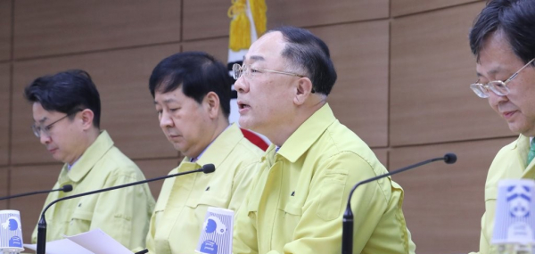 홍남기 부총리가 4일 정부세종청사에서 코로나19 극복 추가경정예산안을 설명하고 있다.왼쪽부터 이억원 경제정책국장, 구윤철 2차관, 홍남기 부총리, 안일환 예산실장. 세종=연합뉴스