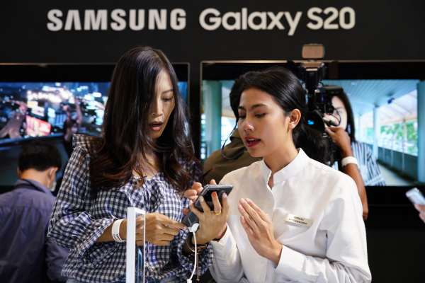 2월 12일(현지시간) 태국 방콕에 위치한 센트럴월드 쇼핑몰에서 진행된 '갤럭시 S20' 런칭 행사에서 제품을 체험하고 있는 모습(사진=삼성전자)