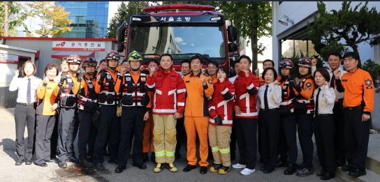 사진은 하이트진로 김인규 대표가 지난해 11월 소방관 일일 체험을 하고 있는 모습. 사진은 기사와 직접 관련이 없습니다. 사진 가운데 김인규 대표. (사진 = 하이트진로 제공)