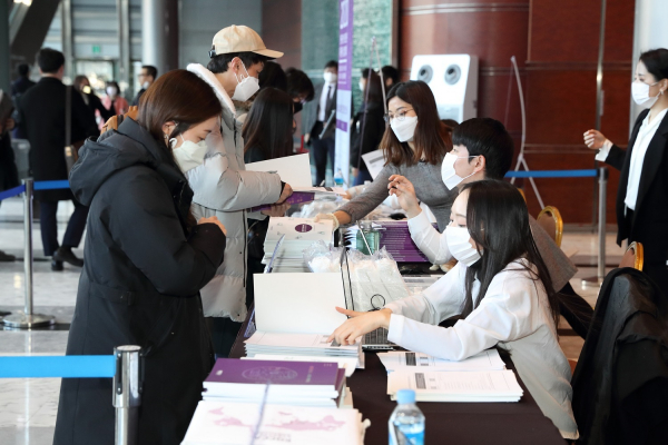 지난 1월 30일 서울 코엑스에서 개최된 ‘2020 한국콘텐츠진흥원 지원사업 설명회’에서 코로나19 확산방지를 위한 대응강화로 모든 참석자에게 마스크를 배부한 바 있다.(사진=KOCCA)