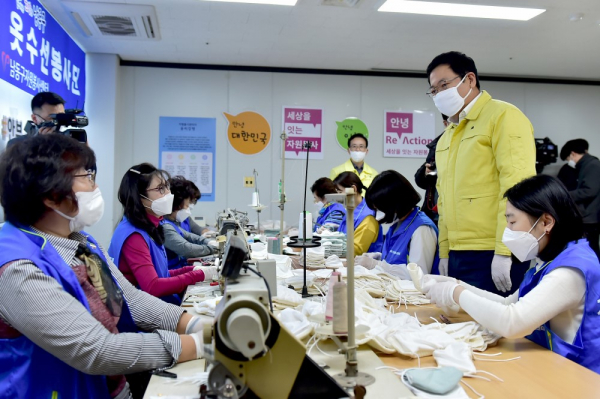 남동구 자원봉사센터에서 면마스크 제작 봉사활동중인 박남춘 시장(사진=인천시)