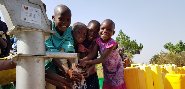 아프리카 우간다 아루아(Arua)지역 미테마을에 위치한 식수펌프 수리를 진행해 깨끗한 식수를 즐겁게 이용하고 있는 마을 아이들(사진=이랜드그룹)