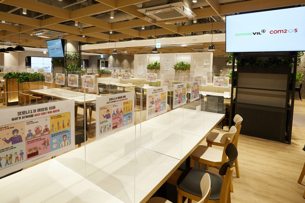 게임빌-컴투스는 사내 식당 모든 테이블에 투명 아크릴 칸막이를 설치했고, 일회용 수저를 사용하기로 했다.(사진=게임빌)