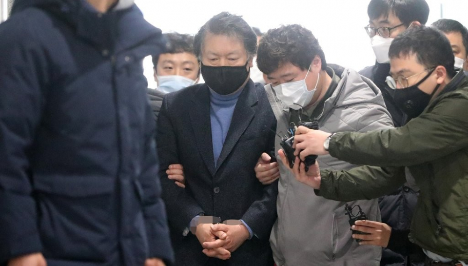 경기북부경찰청이 2월 25일 조규석을 체포하자 취재진이 범행동기를 묻고 있다. 의정부=연합뉴스