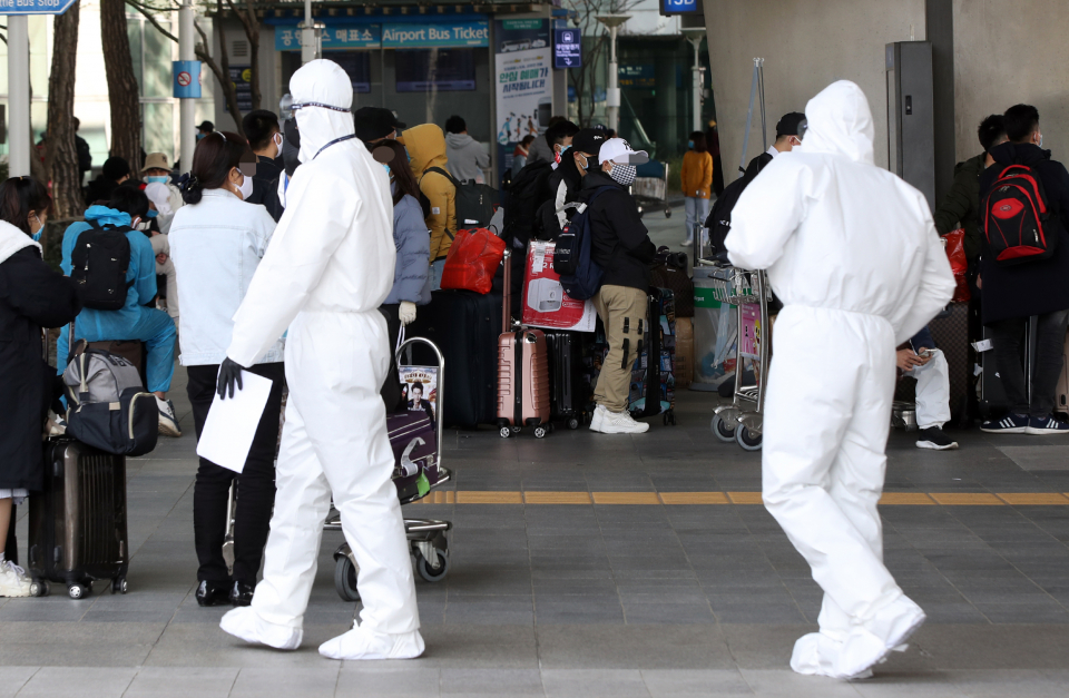 외국에서 국내로 들어오는 입국자들이 인천국제공항 1터미널에서 해외입국자 전용 버스를 타기 위해 기다리고 있다. 사진=연합뉴스