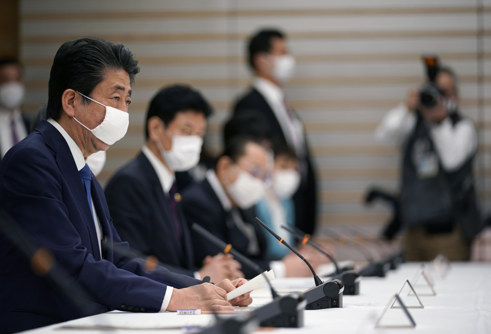 아베 신조 일본 총리가 6일 도쿄 총리 관저에서 신종 코로나바이러스 감염증(코로나19) 대책본부 회의를 주재하고 있다. 도쿄AP=연합뉴스