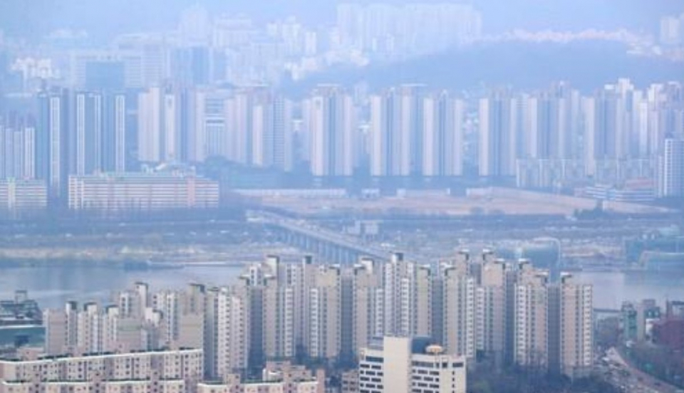 코로나19의 확산으로 경기침체에 대한 우려가 커지고 있는 가운데 서울 아파트값이 2주 연속 하락세를 보이고 있다.(사진=연합뉴스)