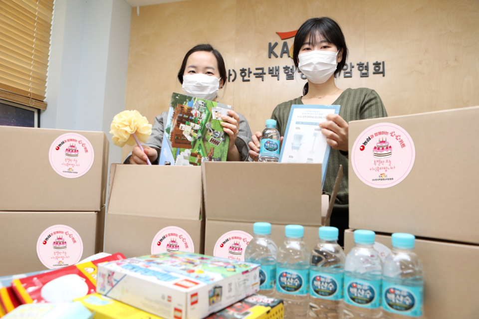 한국백혈병소아암협회 직원들이 농심 '심심키트'를 포장하고 있다. 사진=농심