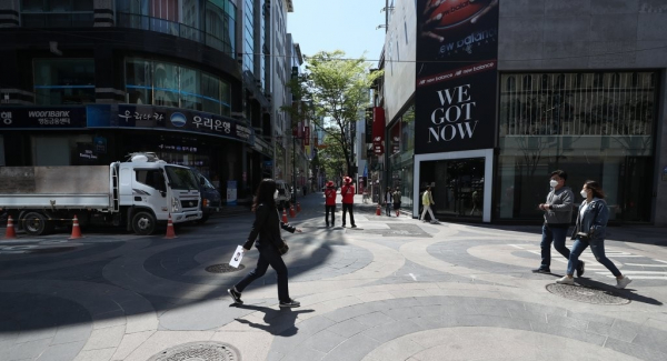 시민들이 26일 사회적 거리두기 제한이 일부 완화된 후 명동거리를 걷고 있다. 사진=연합뉴스