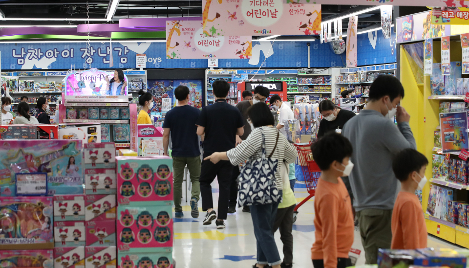 어린이날인 5일 오후 서울의 한 대형마트에서 시민들이 장난감을 둘러보고 있다. 사진=연합뉴스