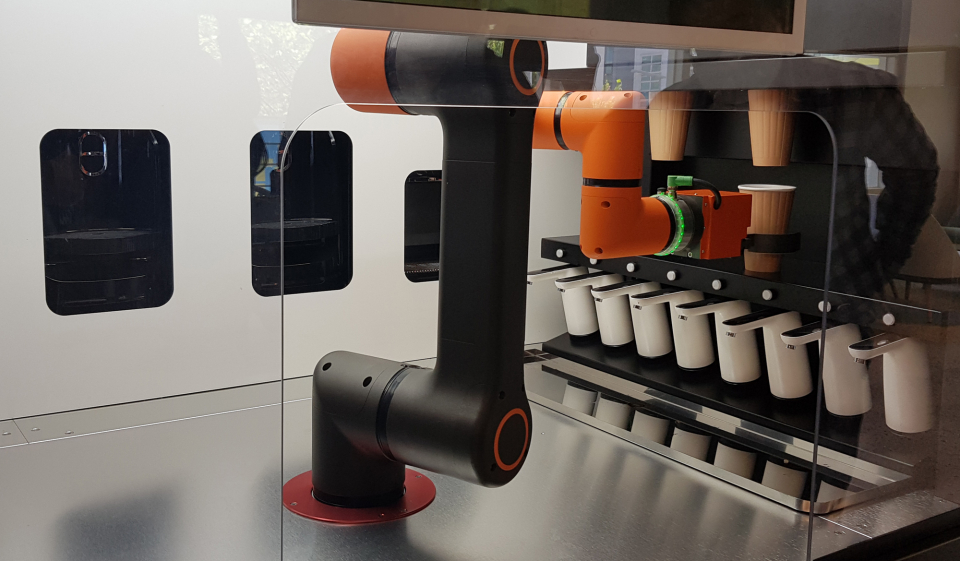 대전 유성구 봉명동 한 로봇 카페에서 스마트 바리스타 로봇이 컵을 집어들고 있다. 대전=연합뉴스