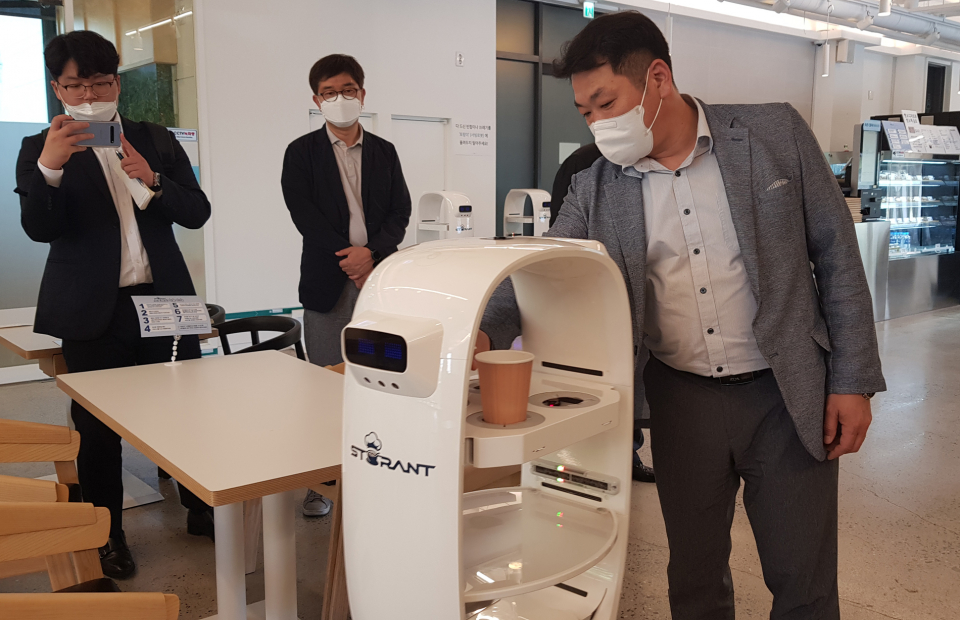 로봇 카페에서 서빙 로봇이 손님이 주문한 음료를 가져다주고 있다. 대전=연합뉴스