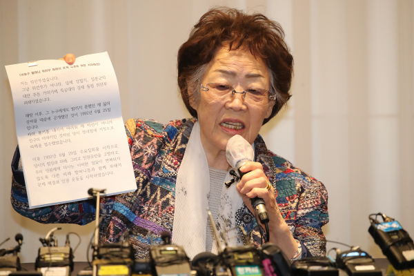 일본군 위안부 피해자 이용수(92) 할머니가 25일 오후 대구 수성구 만촌동 인터불고 호텔에서 기자회견을 하고 있다. 사진=연합뉴스