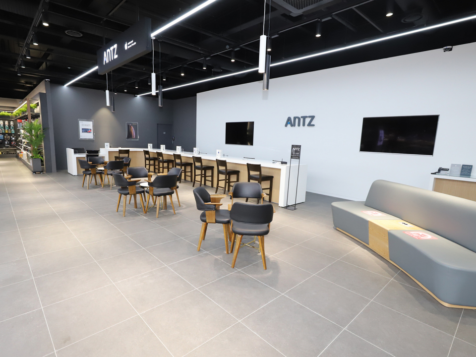 애플 공식 서비스센터 ‘앙츠(ANTZ)’에서는 전문적인 수리 서비스 상담을 받을 수 있다. 사진=롯데하이마트