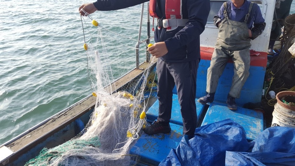 지난해 불법어업단속 중 적발된 삼중자망. 사진=경기도