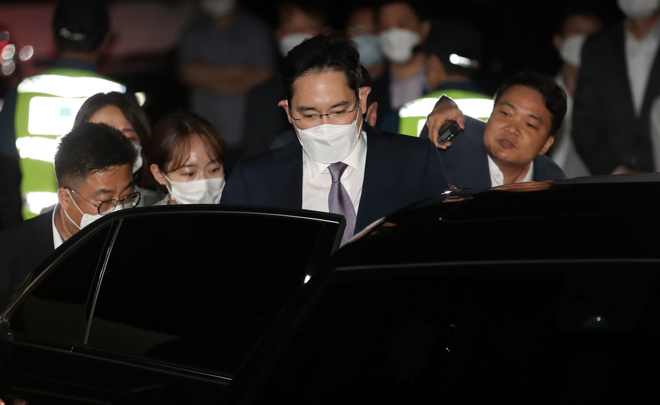 지난 9일 오전 경기도 의왕 서울구치소를 나와 차량에 탑승하고 있는 삼성전자 이재용 부회장. 의왕=연합뉴스