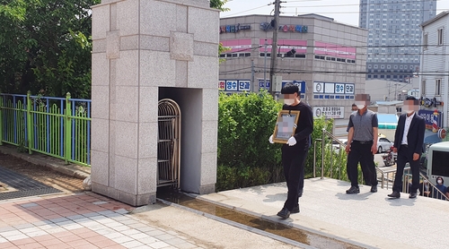 숨진 어린이가 다니던 서산 부춘초등학교에서 진행된 노제. 서산=연합뉴스