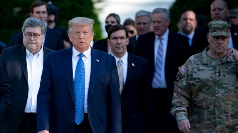 도널드 트럼프 미 대통령을 수행해 라파예트 공원을 가로지르고 있는 마크 밀리 합참의장(오른쪽) 연합뉴스