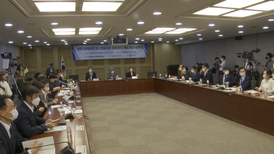 더불어민주당 을지로위원회는 12일 의원회관에서 이천물류센터화재 사고 대책을 내기휘한 세미나를 개최했다. 권찬욱 기자