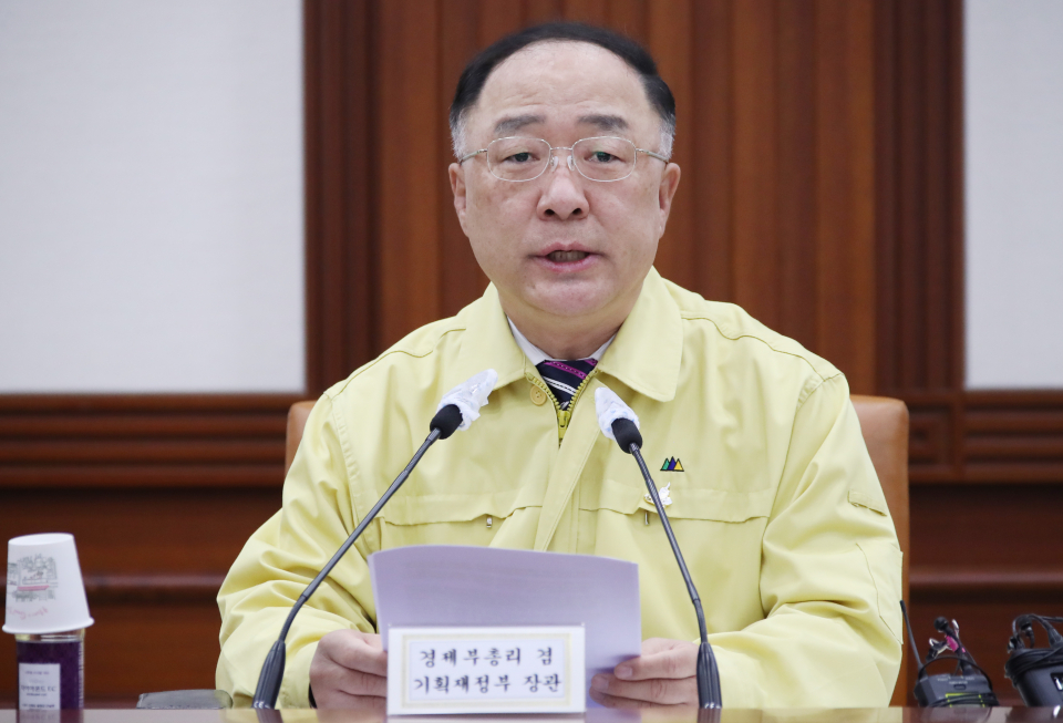 15일 오전 정부서울청사에서 열린 제215차 대외경제장관회의를 주재하며 발언중인 홍남기 경제부총리 겸 기획재정부 장관. 사진=연합뉴스