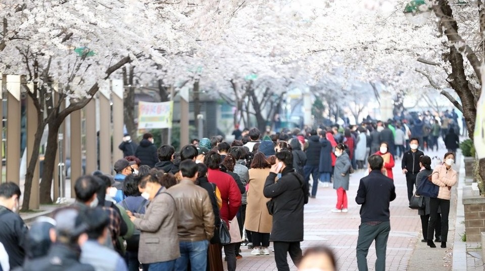 지난 3월 25일 소상공인시장진흥공단 대구 북부센터에서 소상공인 대출 상담을 받기 위해 소상공인이 길게 줄지어 기다리는 모습. 연합뉴스