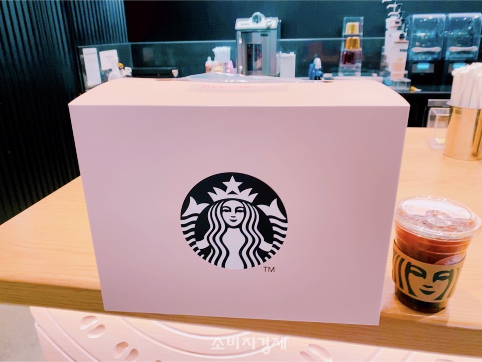 스타벅스 서머 레디백. 오아름  기자