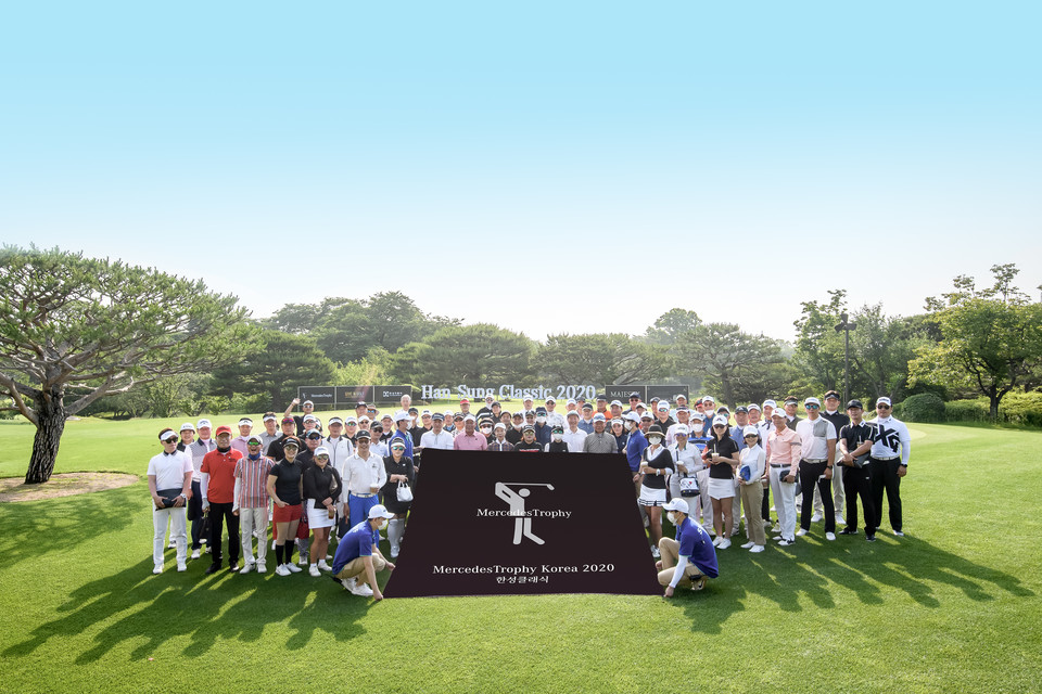 지난 6월 8일, 안양 베네스트에서 진행된 ‘메르세데스 트로피 코리아 2020-기브앤 골프’한성클래식 골프대회에 참가한 한성자동차 고객들이 단체 기념사진을 촬영하고 있다. 사진=한성자동차