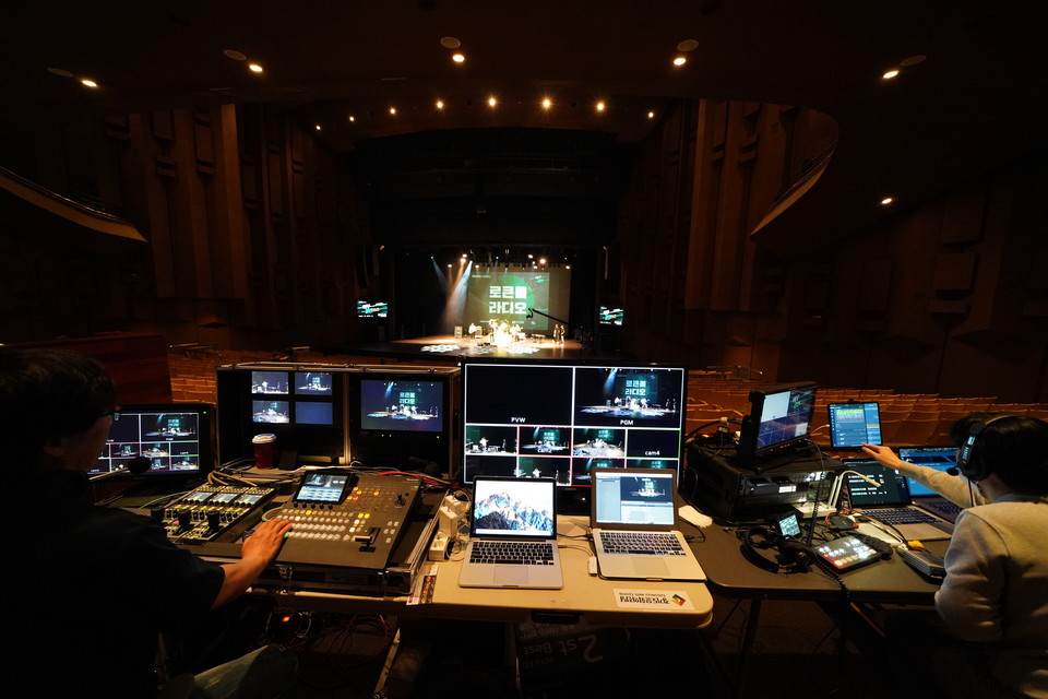 경기아트센터는 경기도 예술단체 우수공연 지원사업 공모를 통해 선정된 28개 작품을 온라인으로 선보이는 '방방콕콕 예술방송국'을 운영 중이다. 사진=경기도