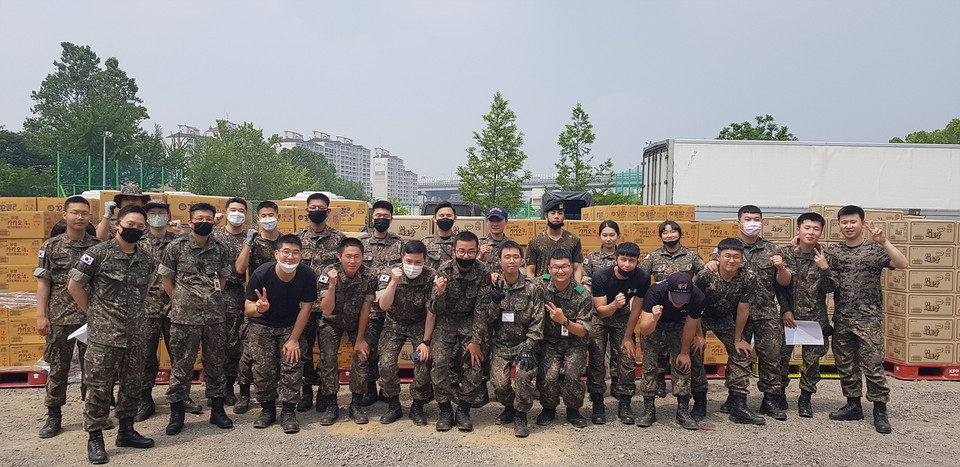 롯데제과는 육군 17사단에 약 1천 박스의 과자를 전달했다. 17사단은 롯데제과와  업무 협약을 맺은 바 있다. 사진=롯데제과