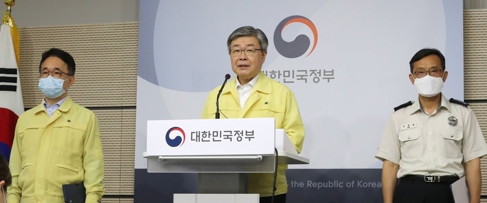 이재갑 고용노동부 장관이 18일 오전 세종시 정부세종청사에서 열린 건설안전화재대책 합동브리핑에서  신규대책을 발표하고있다. 연합뉴스